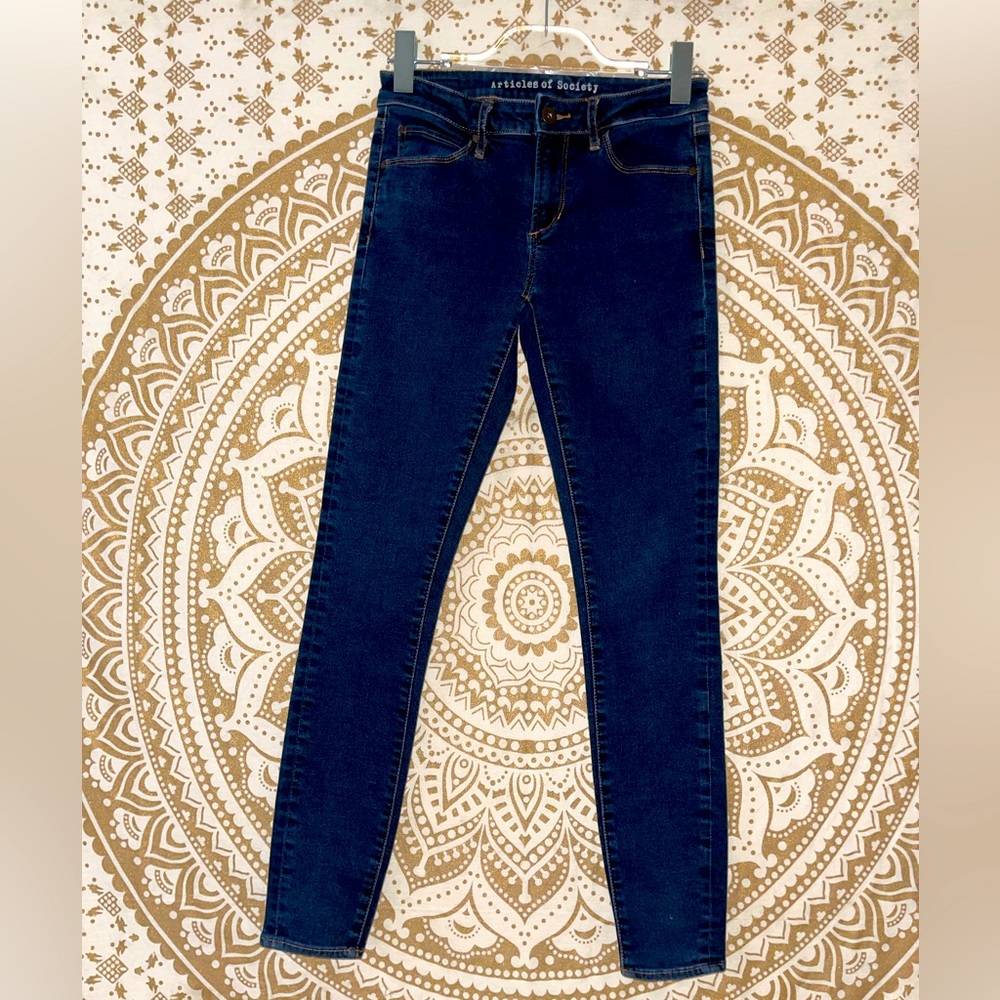 “ARTICLES OF SOCIETY” LADIES JEANS WITH POCKETS, IN EXCELLENT CONDITION…SIZE 27